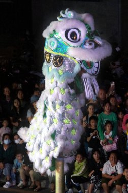 Mae Sai, Chiang Rai, Tayland, 2 Mart 2026: Çin Kurbağa Tanrısı Tapınağı önünde aslan kukla gösterisi.