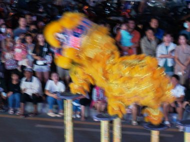 Mae Sai, Chiang Rai, Tayland, 2 Mart 2026: Çin Kurbağa Tanrısı Tapınağı önünde aslan kukla gösterisi.