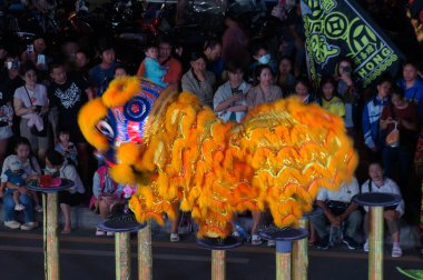 Mae Sai, Chiang Rai, Tayland, 2 Mart 2026: Çin Kurbağa Tanrısı Tapınağı önünde aslan kukla gösterisi.