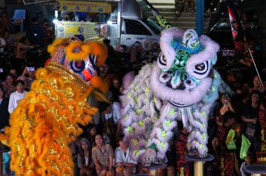 Mae Sai, Chiang Rai, Tayland, 2 Mart 2026: Çin Kurbağa Tanrısı Tapınağı önünde aslan kukla gösterisi.
