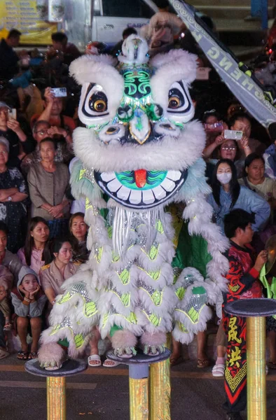 Mae Sai, Chiang Rai, Tayland, 2 Mart 2026: Çin Kurbağa Tanrısı Tapınağı önünde aslan kukla gösterisi.