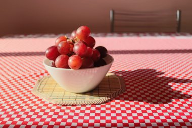 Meyve - üzüm yemek masasında seçici odak tencerede görüntüsünü kavramı