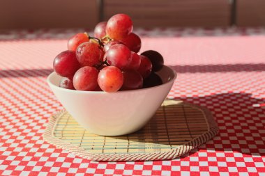 Meyve - üzüm yemek masasında seçici odak tencerede görüntüsünü kavramı