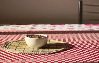 Meyve - keten tohumu yemek masasında seçici odak tencerede görüntüsünü kavramı