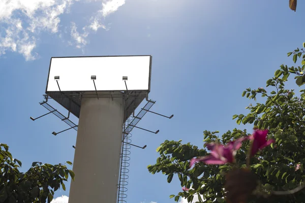 Anúncio vazio na frente do belo céu nublado em uma localização rural — Fotografia de Stock