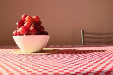 Meyve - üzüm yemek masasında seçici odak tencerede görüntüsünü kavramı