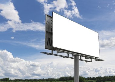 Kırsal bir yerde güzel bulutlu gökyüzü önünde boş billboard