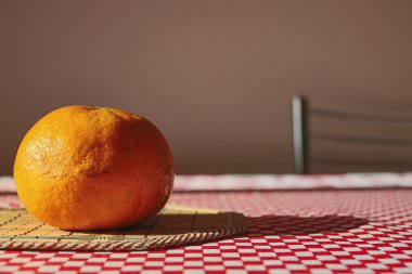 Meyve - kavram resim seçici odak yemek masasında tencerede mandalina