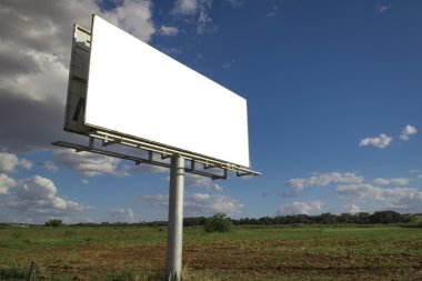 Kırsal bir yerde güzel bulutlu gökyüzü önünde boş billboard