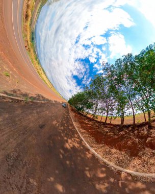  Ağaçları, beyaz bulutları ve yumuşak mavi gökyüzü olan küçük bir gezegen. Yeşil 360 Yeşil çimen ekolojisi konsepti küçük gezegeni.