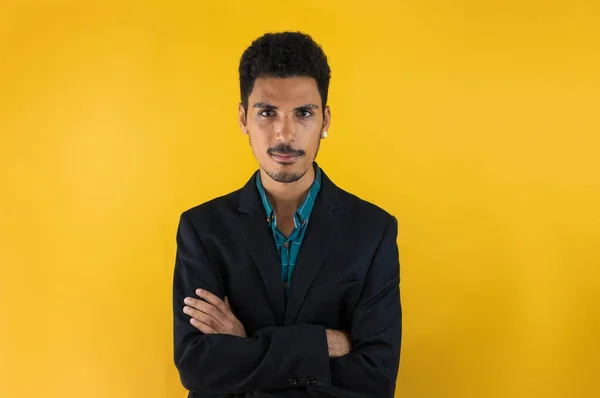 Moderner Schwarzer Junger Mann Anzug Isoliert Auf Gelbem Schwarzgrund — Stockfoto