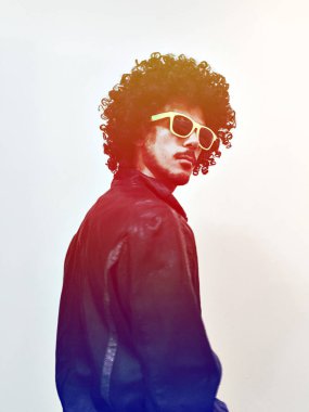 Siyah saçlı ve sarı gözlüklü siyah adam beyaz arka planda izole edilmiş.