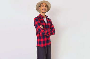 Beyaz arka planda izole edilmiş şapkalı çiftçi genç siyah adam.