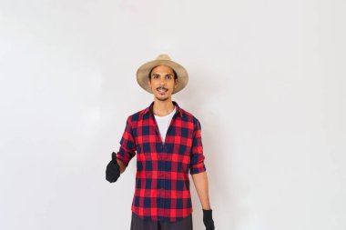 Çiftçi siyah şapkalı ve eldivenli genç adam beyaz arka planda izole edilmiş.