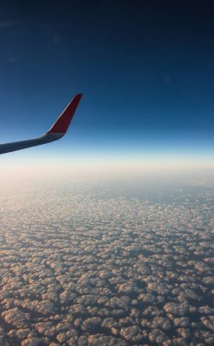 Arka planda bulutlar ve dağlar olan gezici pencere düzlemi. 