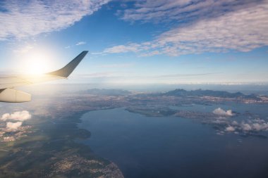 Gün batımında dağları ve arka planda bulutları olan seyyar pencere düzlemi. Metin için boşluk. 