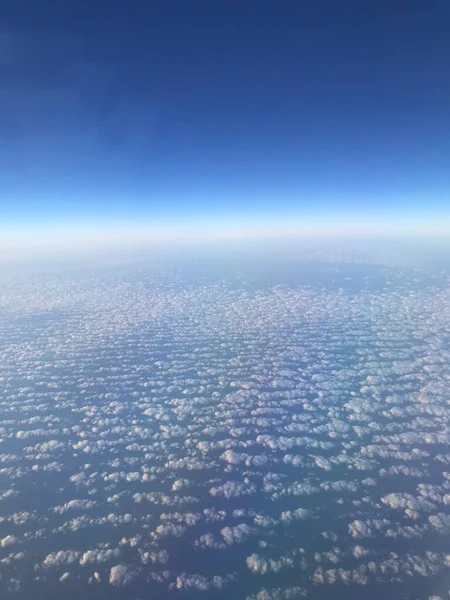 背景に山や雲と旅行ビューウィンドウの平面 テキストのスペース — ストック写真