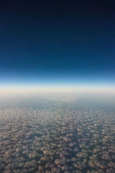 Vista Viajes Plano Ventana Con Montañas Nubes Fondo Espacio Para — Foto de Stock