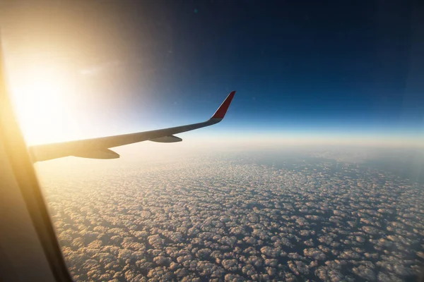 Cestovní Pohled Okno Letadlo Horami Mraky Pozadí Mezera Pro Text — Stock fotografie