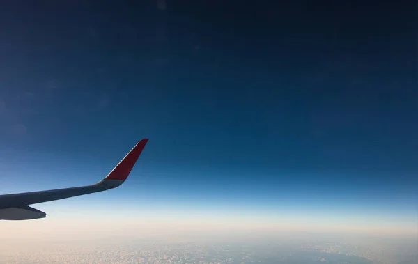 Cestovní Pohled Okno Letadlo Horami Mraky Pozadí — Stock fotografie