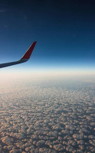Ταξίδι Άποψη Αεροπλάνο Παράθυρο Βουνά Και Σύννεφα Στο Παρασκήνιο — Φωτογραφία Αρχείου