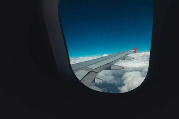 Ταξίδι Άποψη Αεροπλάνο Παράθυρο Βουνά Και Σύννεφα Στο Παρασκήνιο — Φωτογραφία Αρχείου