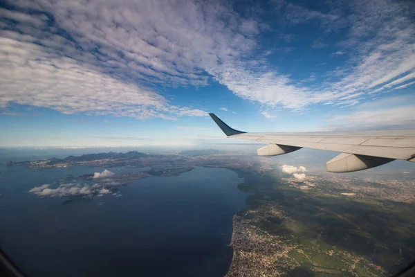 Ταξίδι Άποψη Αεροπλάνο Παράθυρο Βουνά Και Σύννεφα Στο Παρασκήνιο — Φωτογραφία Αρχείου