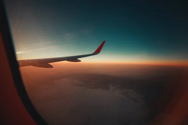 山や雲を背景に日没の旅行ビューウィンドウプレーン テキストのスペース — ストック写真