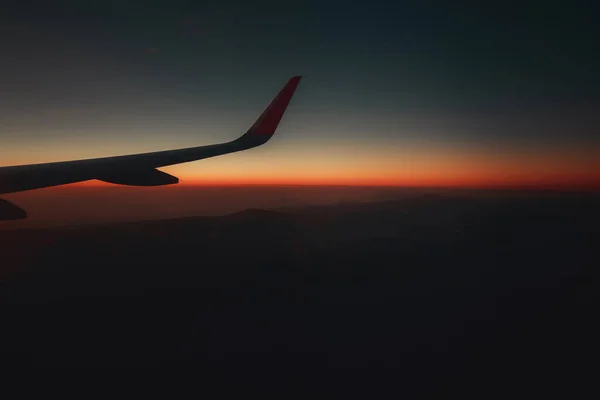 Vista Viajes Plano Ventana Atardecer Con Montañas Nubes Fondo Espacio —  Fotos de Stock