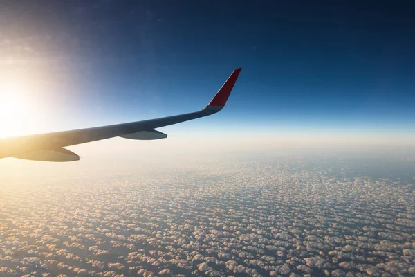 Cestovní Pohled Okno Letadlo Při Západu Slunce Horami Mraky Pozadí — Stock fotografie
