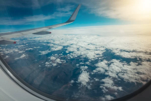 Ταξίδι Άποψη Αεροπλάνο Παράθυρο Στο Ηλιοβασίλεμα Βουνά Και Σύννεφα Στο — Φωτογραφία Αρχείου