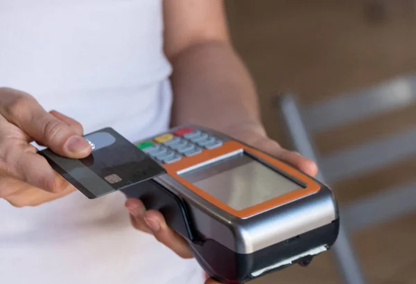 Holding Credit Card Payment Swipe Machine Restaurant — Stock Photo, Image