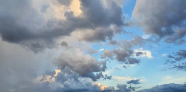 Yazın gökyüzü bulutlu yağmur arkaplanı