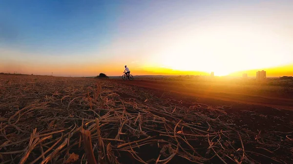 Чорний Чоловік Шоломом Окулярами Катається Велосипеді Заході Сонця — стокове фото