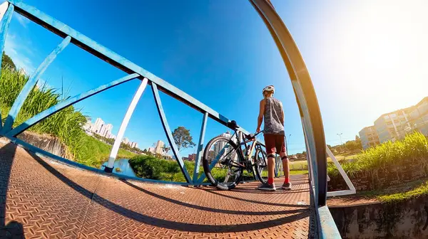 Cyklista Muž Černý Helmou Kolo Jezeře Most Slunné Modré Obloze — Stock fotografie