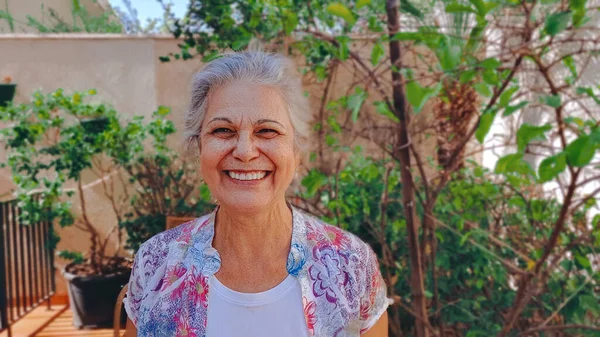 Mulher Madura Sorrindo Casa Quintal Com Sol Plantas Mulher Cabelos — Fotografia de Stock