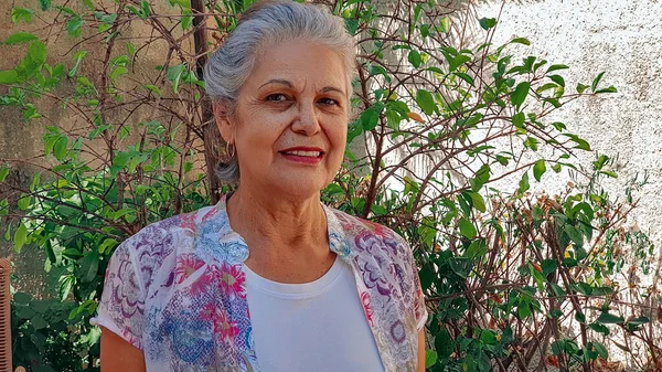 Mulher Madura Sorrindo Casa Quintal Com Sol Plantas Mulher Cabelos — Fotografia de Stock