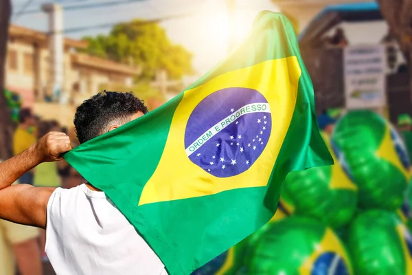 ブラジルの汚職に対するデモで旗を掲げている男 民主主義の人々の概念写真を満たす — ストック写真