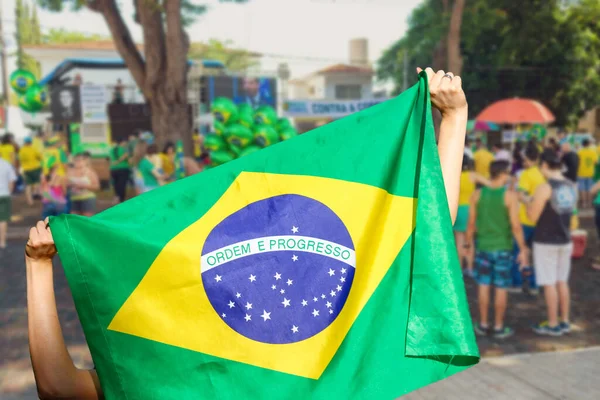 ブラジルの汚職に対するデモで旗を掲げている男 民主主義の人々の概念写真を満たす — ストック写真
