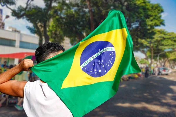 ブラジルの汚職に対するデモで旗を掲げている男 民主主義の人々の概念写真を満たす — ストック写真