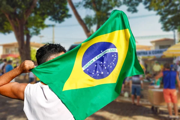 ブラジルの汚職に対するデモで旗を掲げている男 民主主義の人々の概念写真を満たす — ストック写真