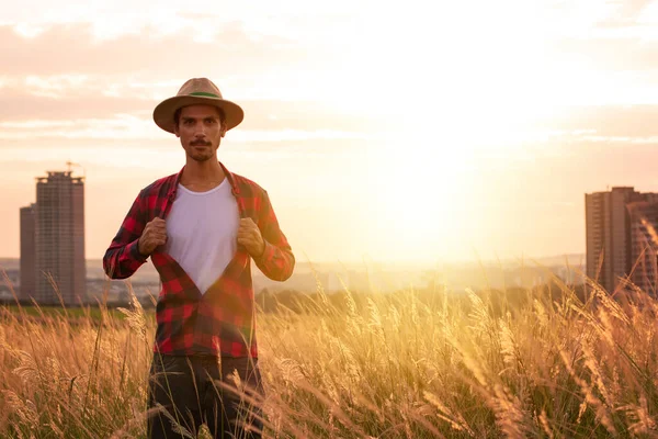 Farmer Kapeluszem Farmie Otwierający Koszulę Jak Plantacja Supermana Zachodzie Słońca — Zdjęcie stockowe