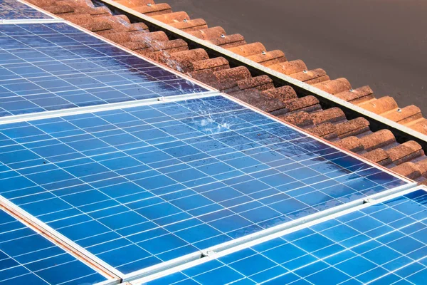 Trabajador Solar Limpiando Paneles Fotovoltaicos Con Pincel Agua Limpieza Fotovoltaica —  Fotos de Stock