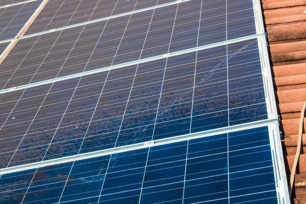 Trabajador Solar Limpiando Paneles Fotovoltaicos Con Pincel Agua Limpieza Fotovoltaica — Foto de Stock