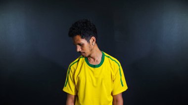 Siyah arka planda izole edilmiş üniformalı kızgın ve üzgün zenci adam olimpiyatları hayranı. Metin için boşluk. 