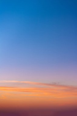 Şafaktan önce gökyüzü rengarenk olacak. Metin için boşluk