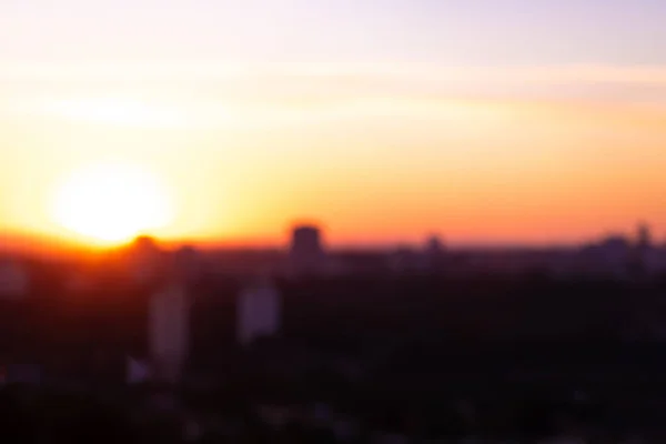 背景模糊 天际夕阳西下 阳光照射的城市环境 文字空间 — 图库照片