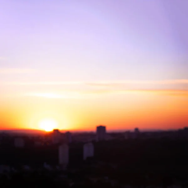 背景模糊 天际夕阳西下 阳光照射的城市环境 文字空间 — 图库照片
