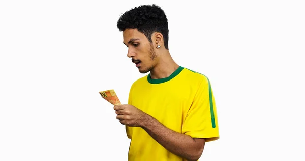 Atleta Negro Masculino Com Uniforme Segurando Dinheiro Brasileiro Esportista Isolado — Fotografia de Stock