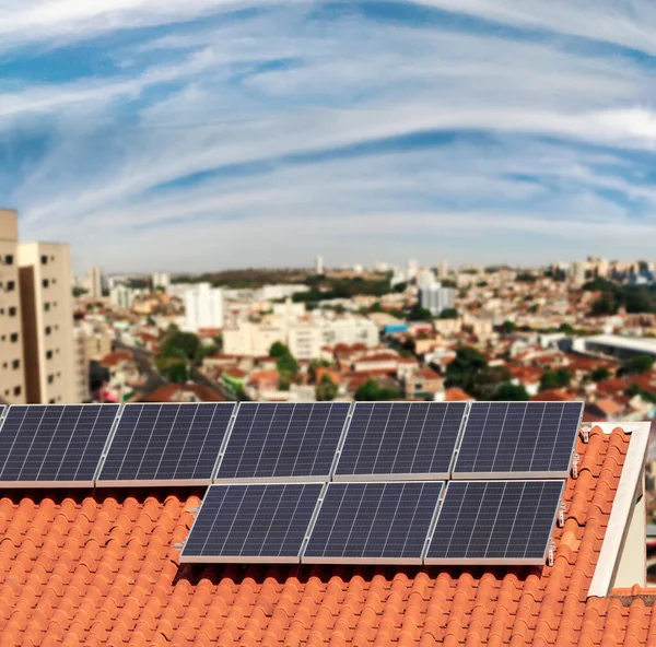 Güneş Enerjisi Panelleri Güzel Bir Günbatımı Gökyüzü Şehrinin Arka Planında — Stok fotoğraf